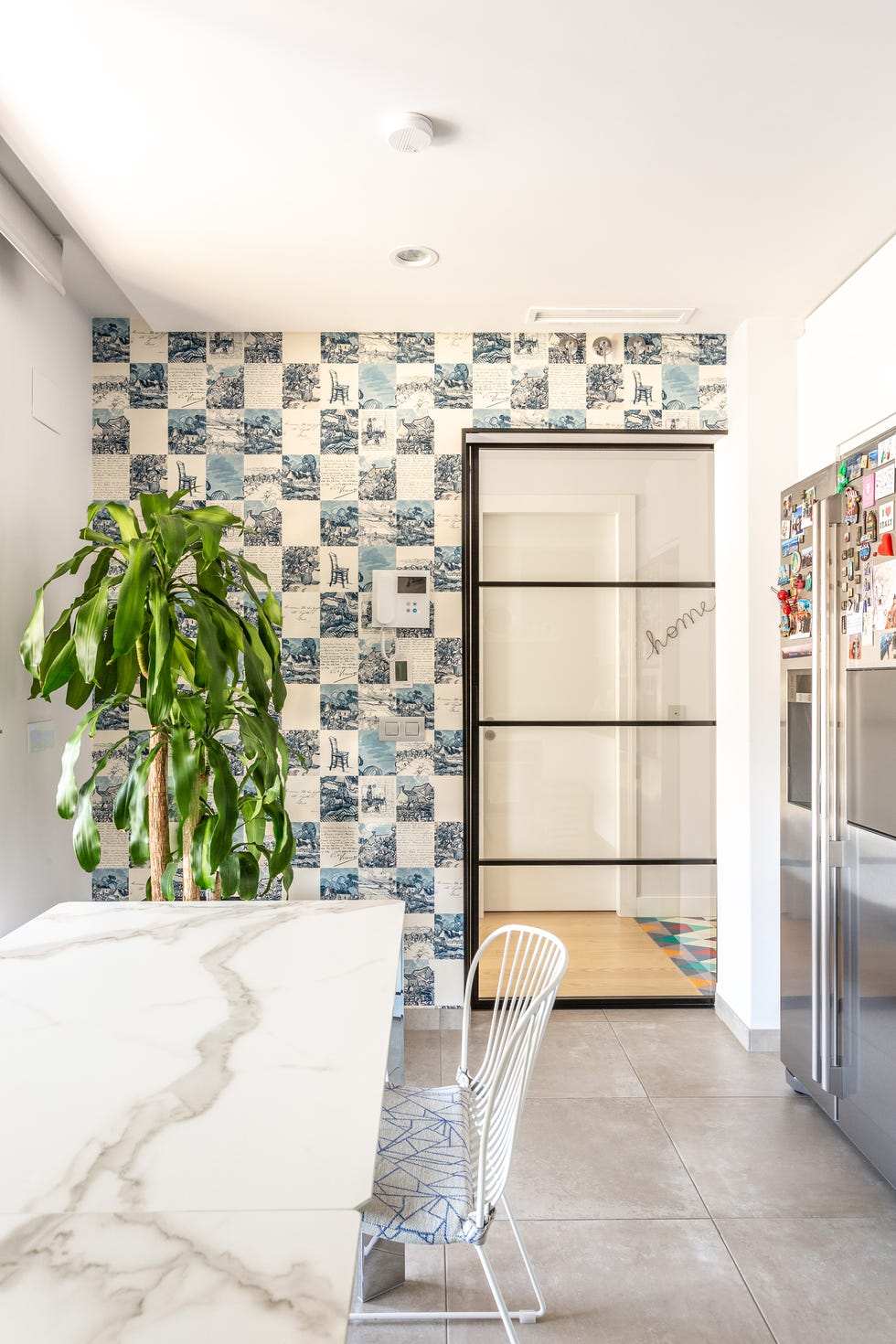 cocina con office de mármol y paredes con azulejos en mosaico
