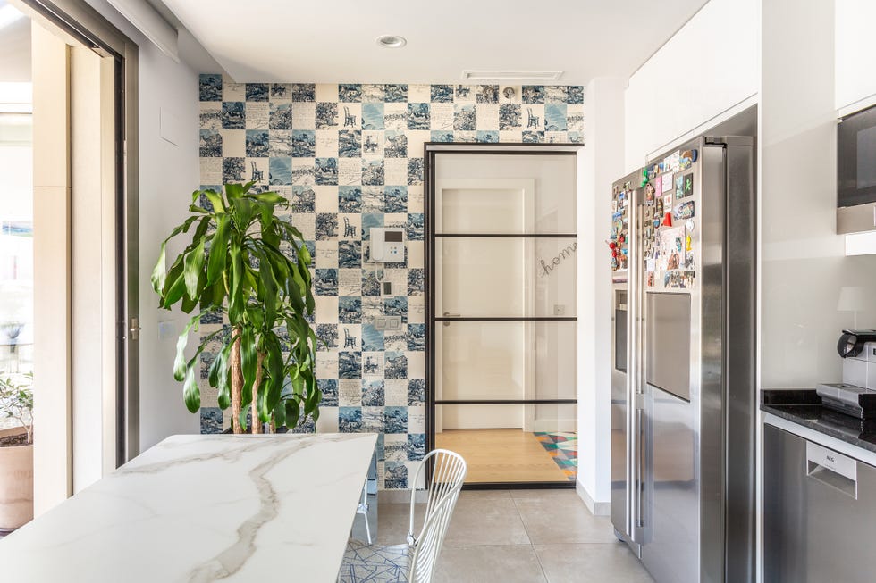 cocina con office de mármol y paredes con azulejos en mosaico