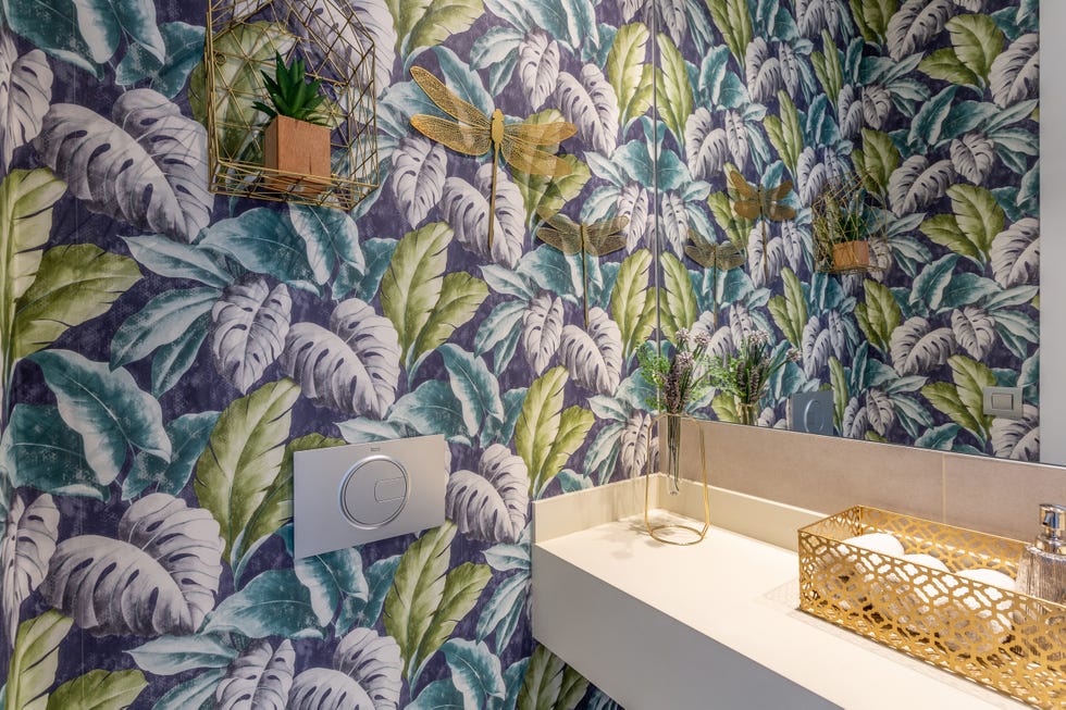 baño decorado con papel pintado con motivos botánicos