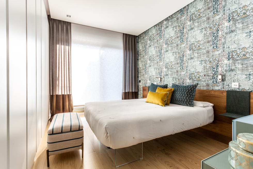 dormitorio con cabecero de madera a medida y papel pintado con efecto desgastado