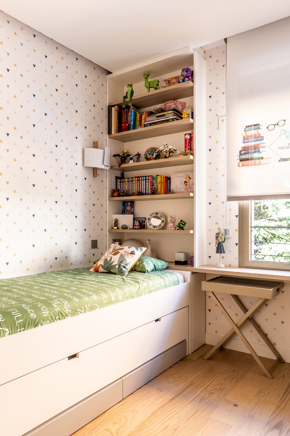 dormitorio infantil con cama nido y papel pintado con figuras geométricas