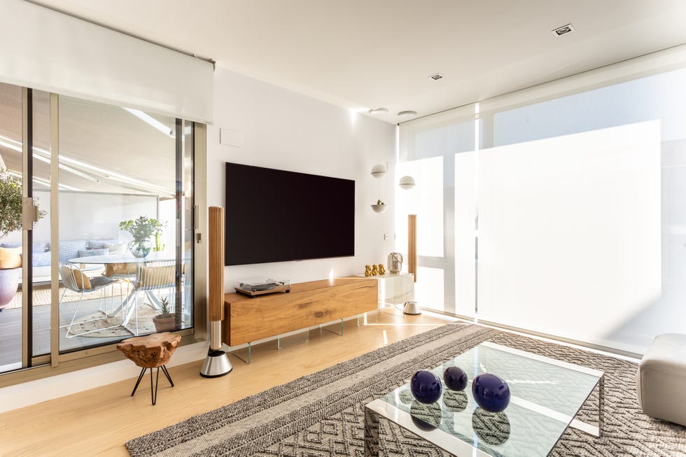 salón de diseño moderno con acceso a la terraza