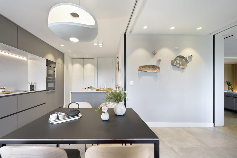 cocina moderna con office, isla central y cerramiento de vidrio