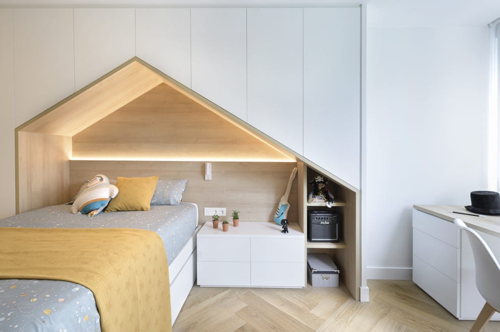 dormitorio infantil con armario a medida y estructura de casita