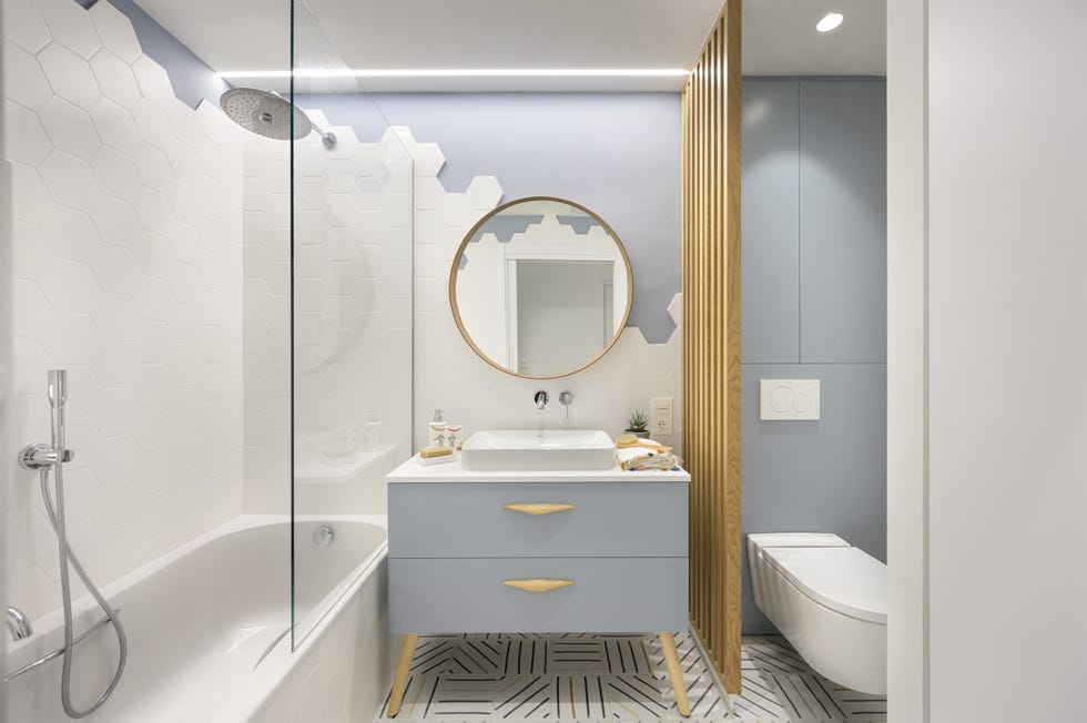 baño infantil de diseño moderno en azul y blanco con bañera