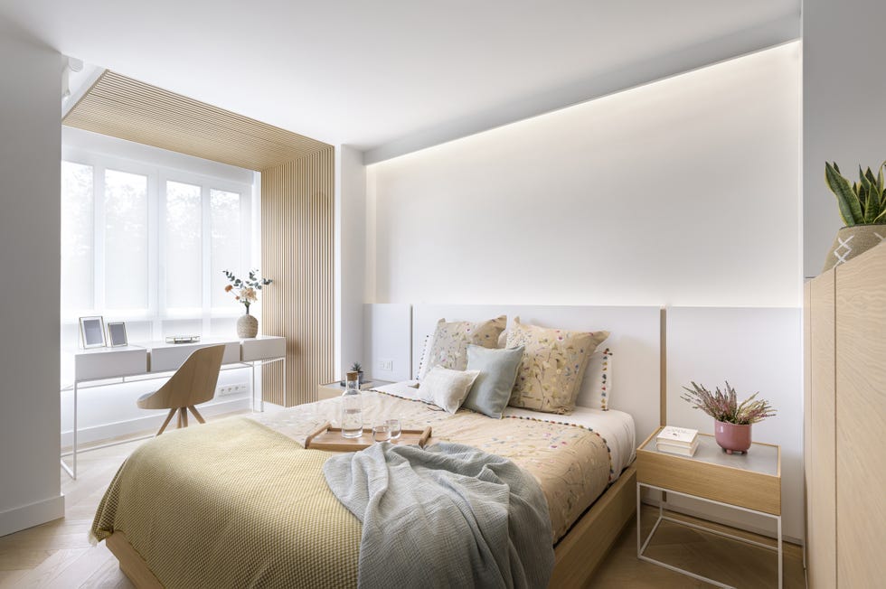dormitorio de diseño nórdico con cabecero blanco a medida y escritorio