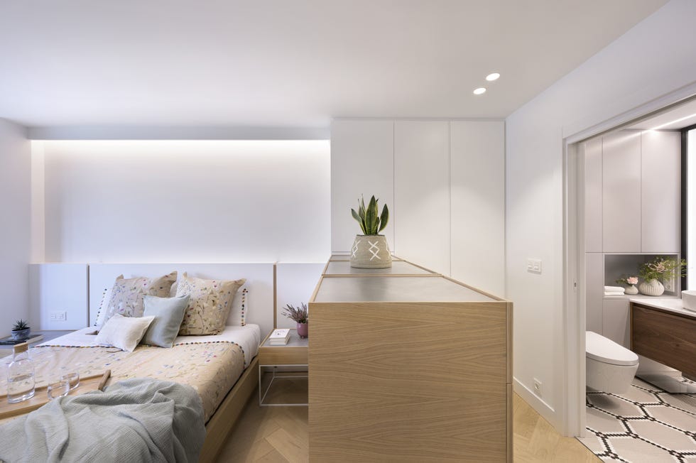 dormitorio de diseño nórdico con baño en suite