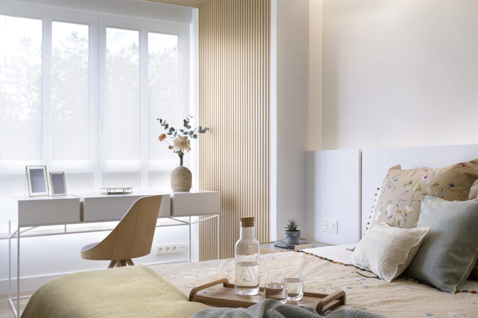 dormitorio de diseño nórdico con cabecero blanco a medida y escritorio