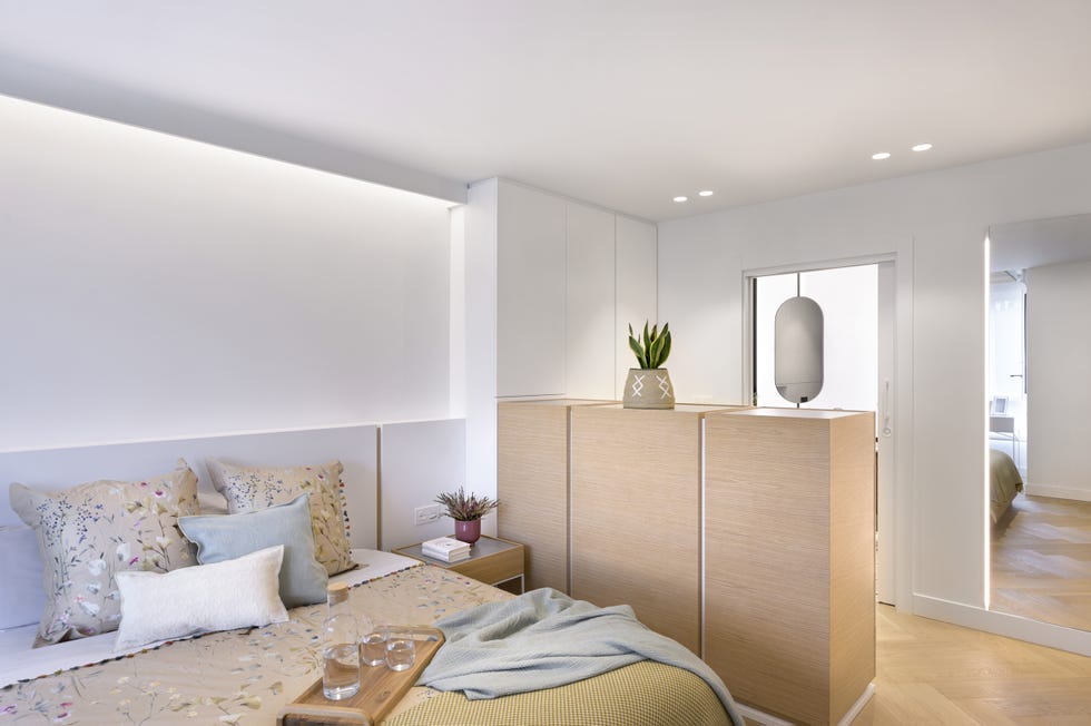 dormitorio de diseño nórdico con baño en suite