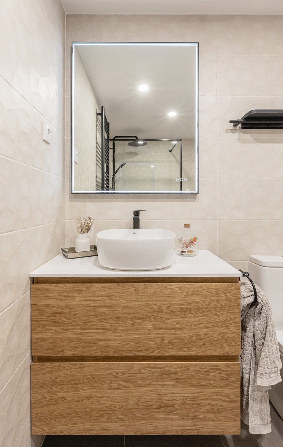 baño con mueble volado de roble con cajones sin tiradores