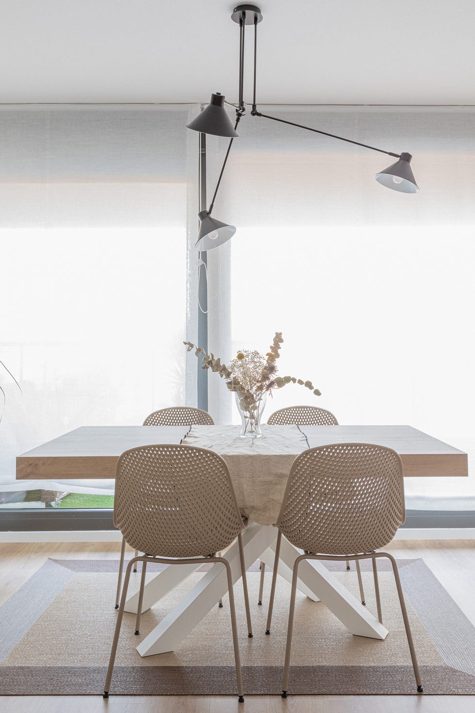 mesa de comedor de madera y sillas de rejilla