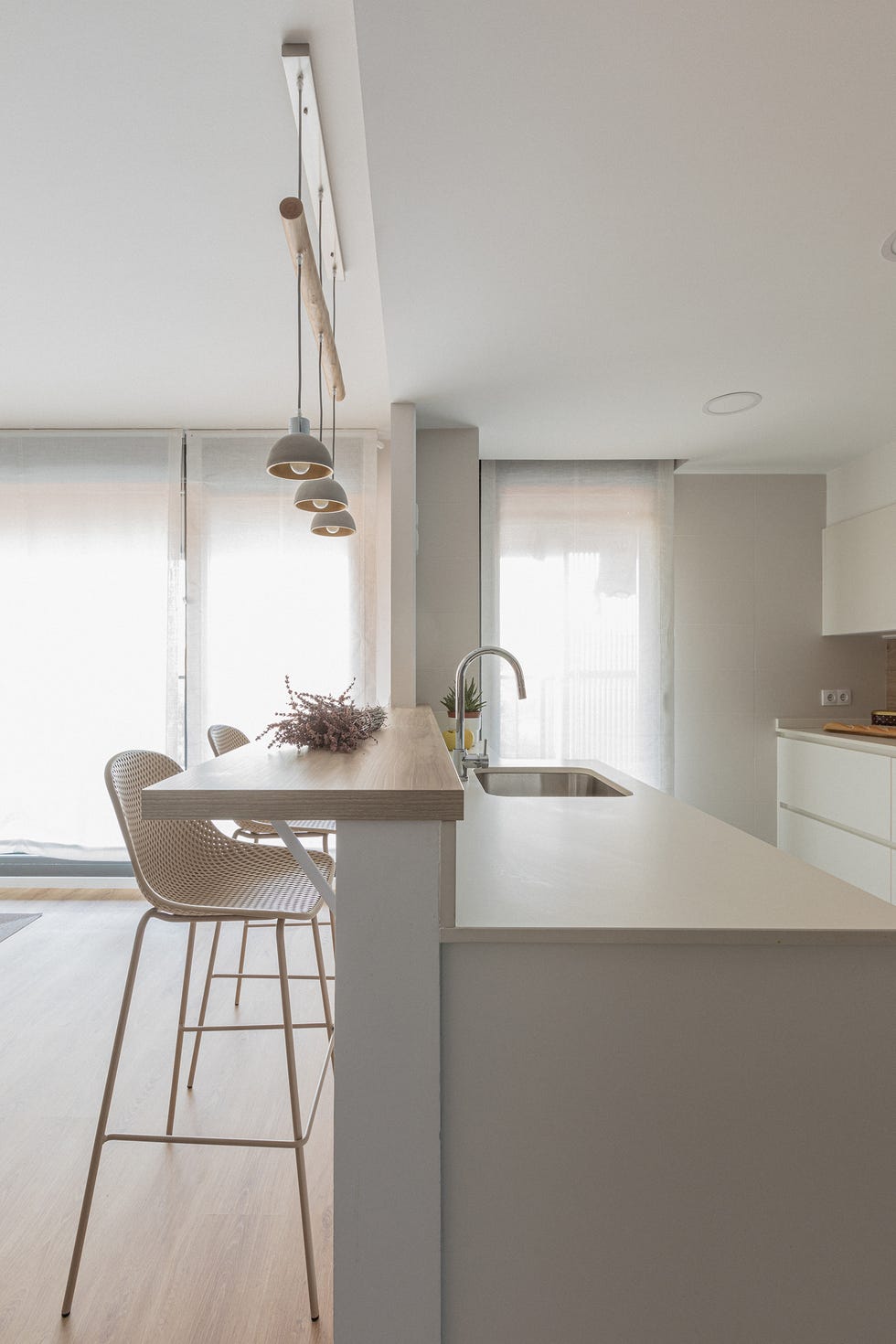 cocina con barra y taburetes