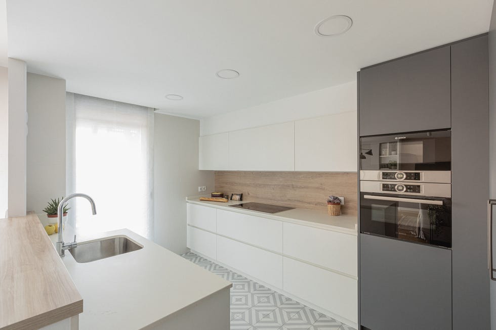 cocina moderna con armarios blancos y grises