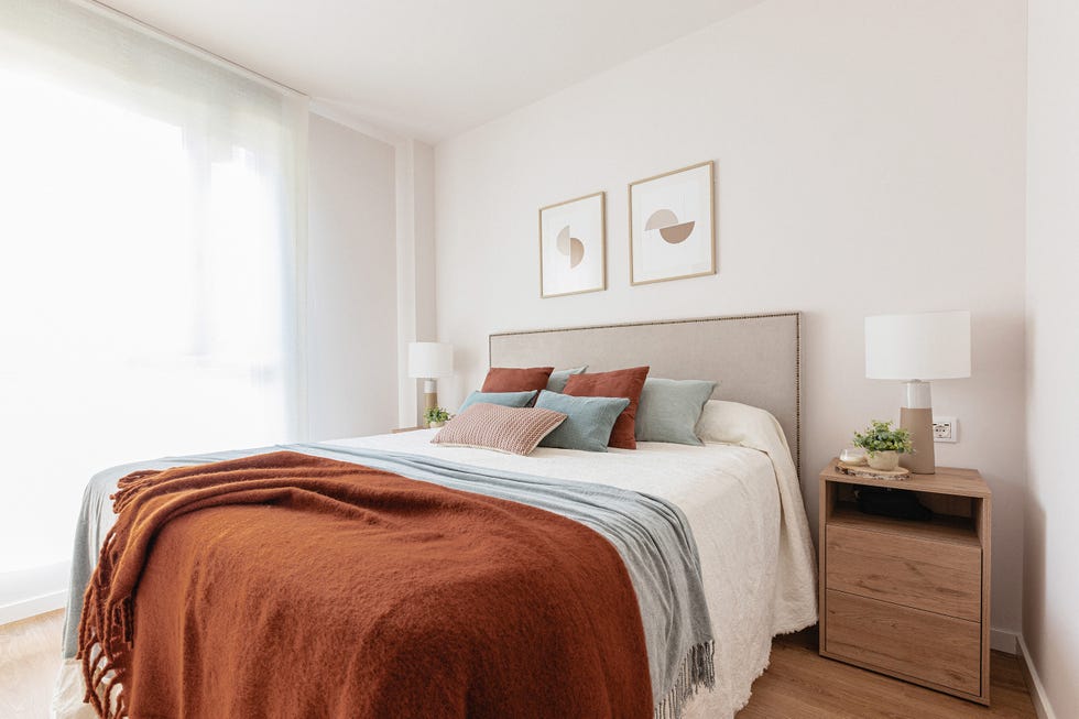 dormitorio con cabecero beige con remaches