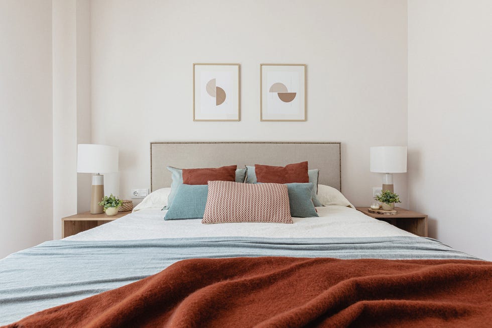 dormitorio con cabecero beige con remaches