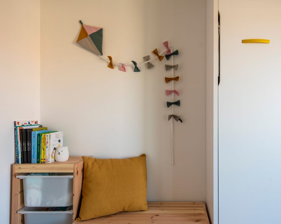 rincón de lectura infantil decorado con una cometa