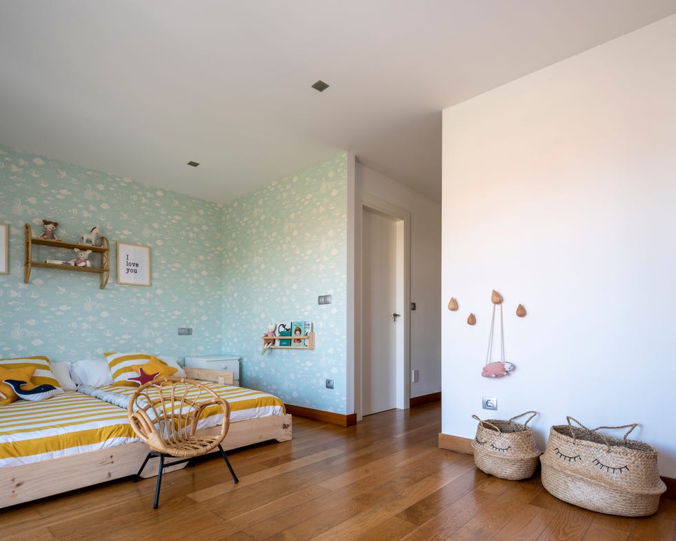 dormitorio infantil con dos camas y papel pintado de peces