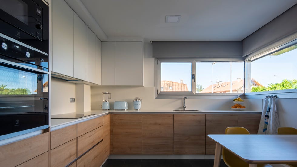 cocina moderna con armarios de madera sin tiradores