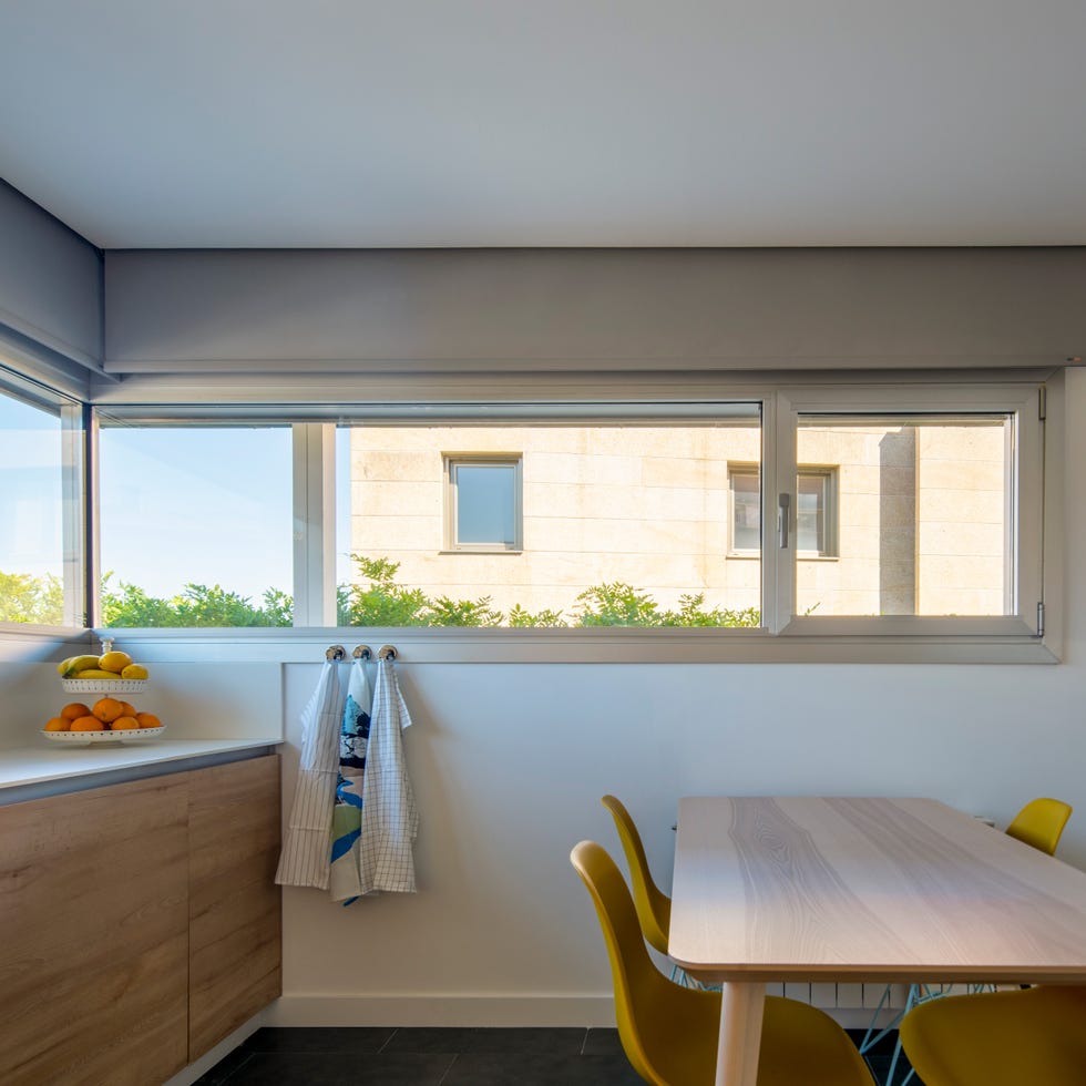 cocina moderna diseñada en madera con office