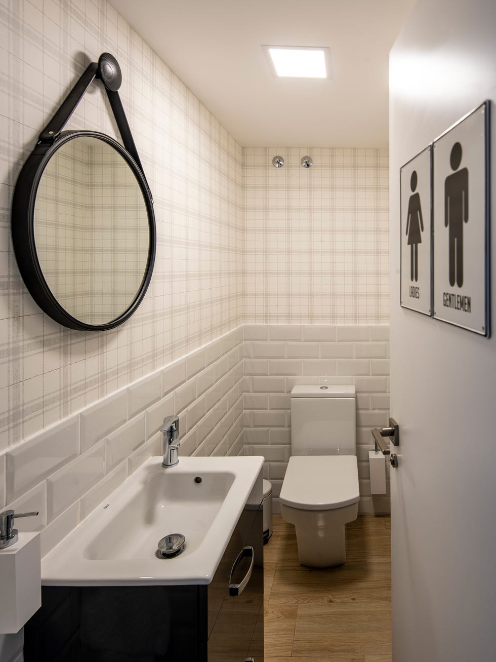 baño decorado en blanco y negro con azulejos tipo metro