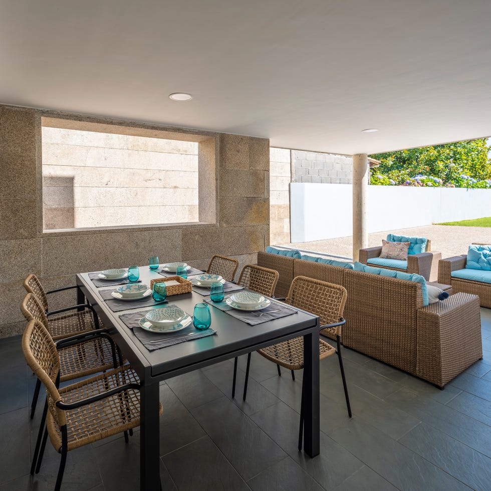 terraza con comedor y zona de asientos de fibras