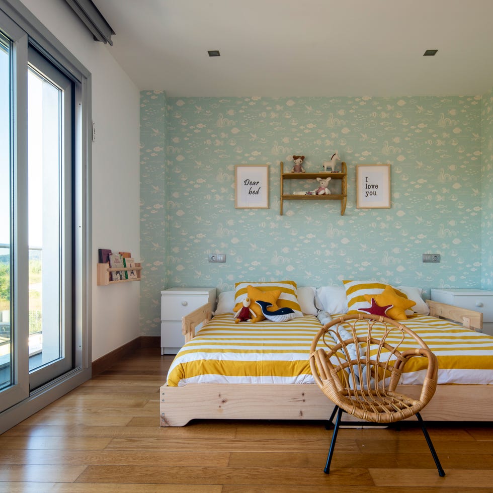 dormitorio infantil con dos camas y papel pintado de peces