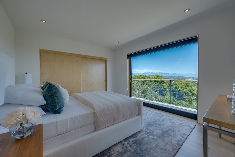 dormitorio con ventanal de suelo a techo con vistas panorámicas