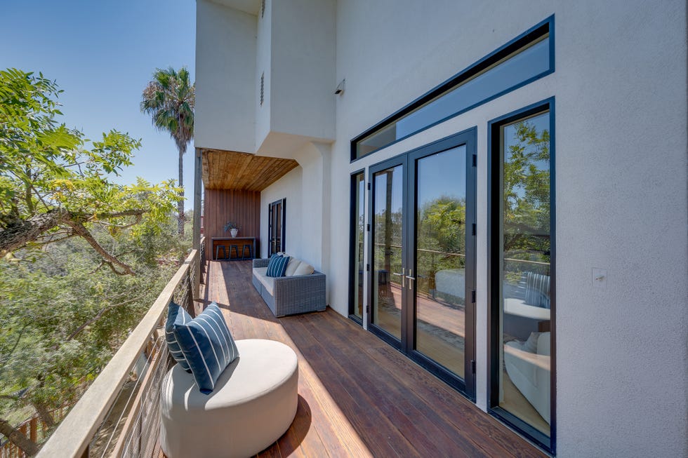 terraza con asientos y tarima de madera