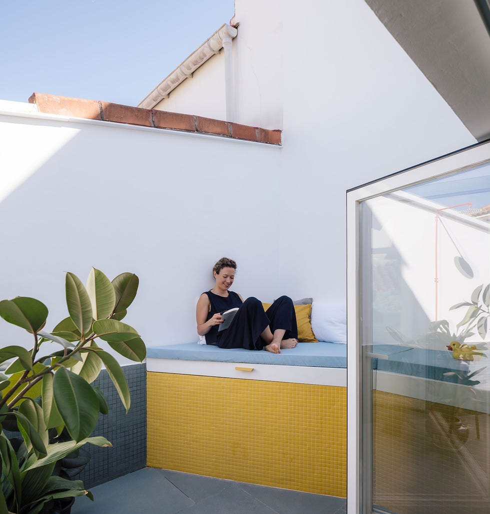 casa gialla gon architects, una reforma integral de ático con terraza