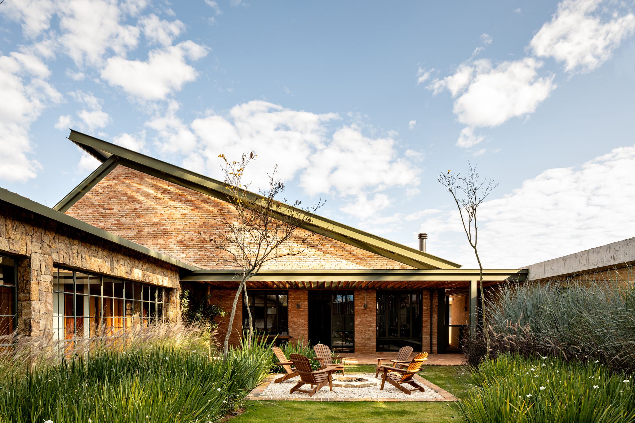 Una casa de campo luminosa y moderna que reinterpreta el estilo rústico