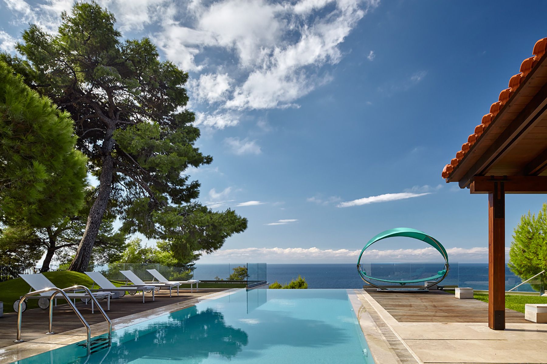 Una casa de madera de diseño moderno con piscina y porche