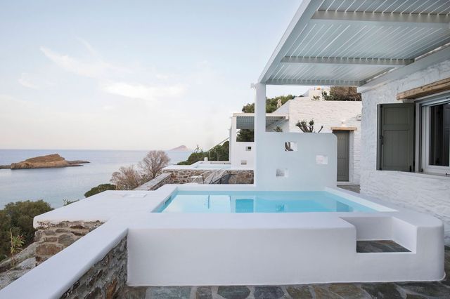 Una casa pequeña con piscina en la playa y solo 40 m2