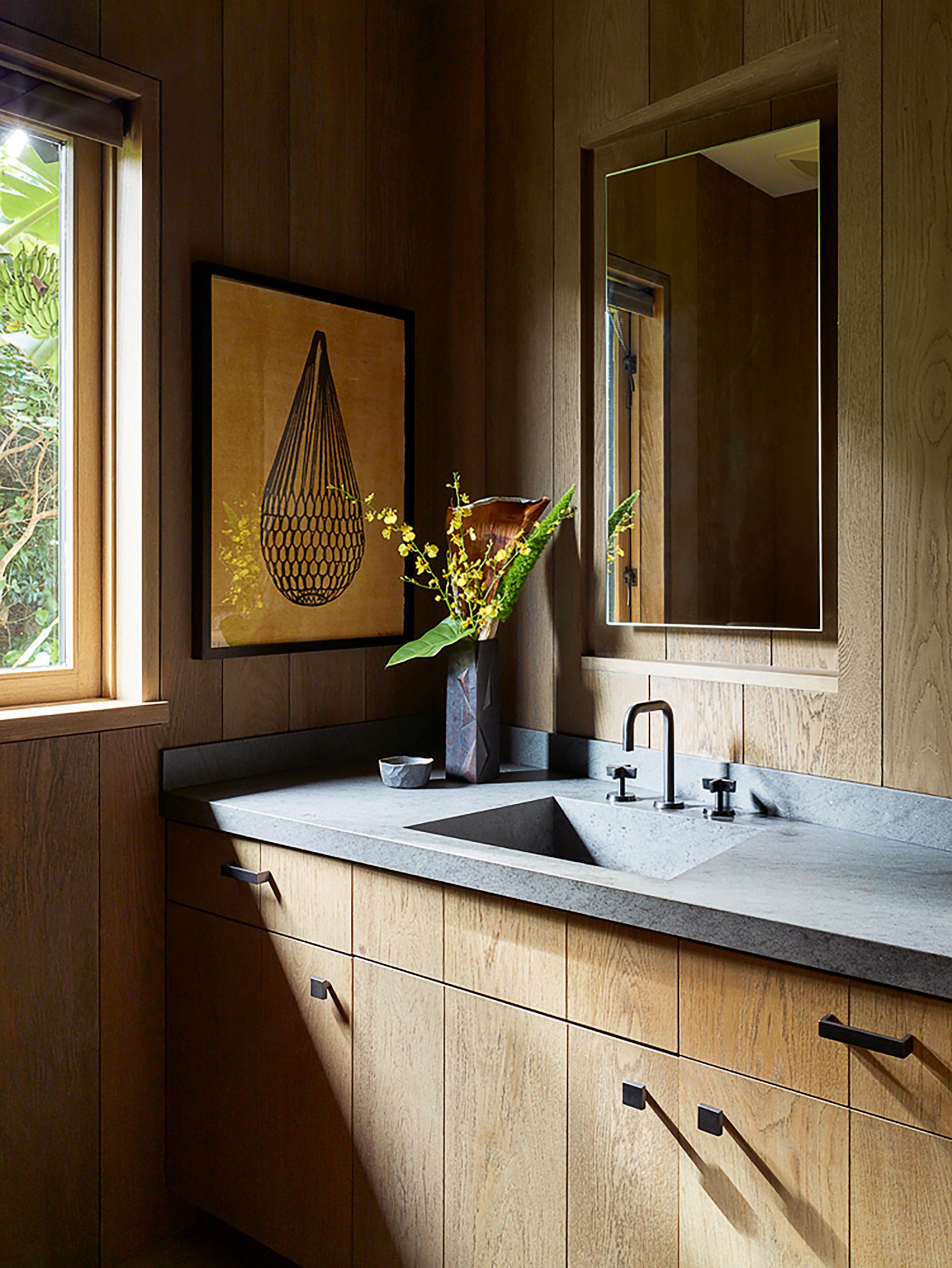 Interior de baño de casa con lavabo en gabinete de madera con
