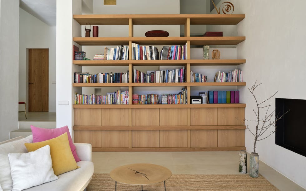librería de madera en el salón