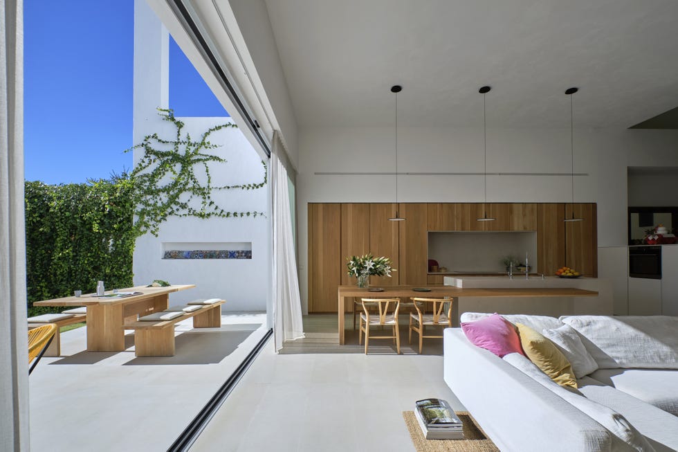 salón cocina de diseño moderno abierto a la terraza