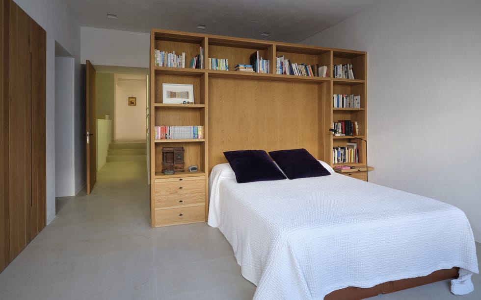 cama con librería integrada en el cabecero