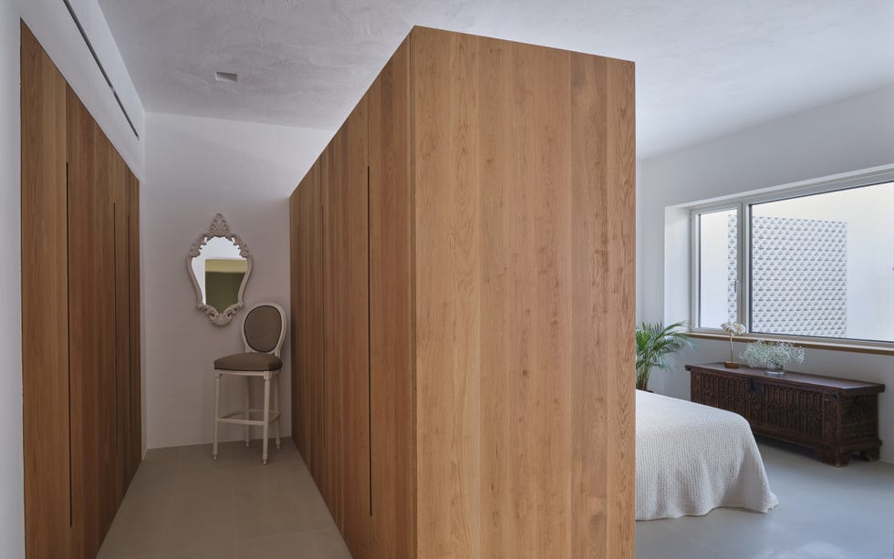 dormitorio con vestidor
