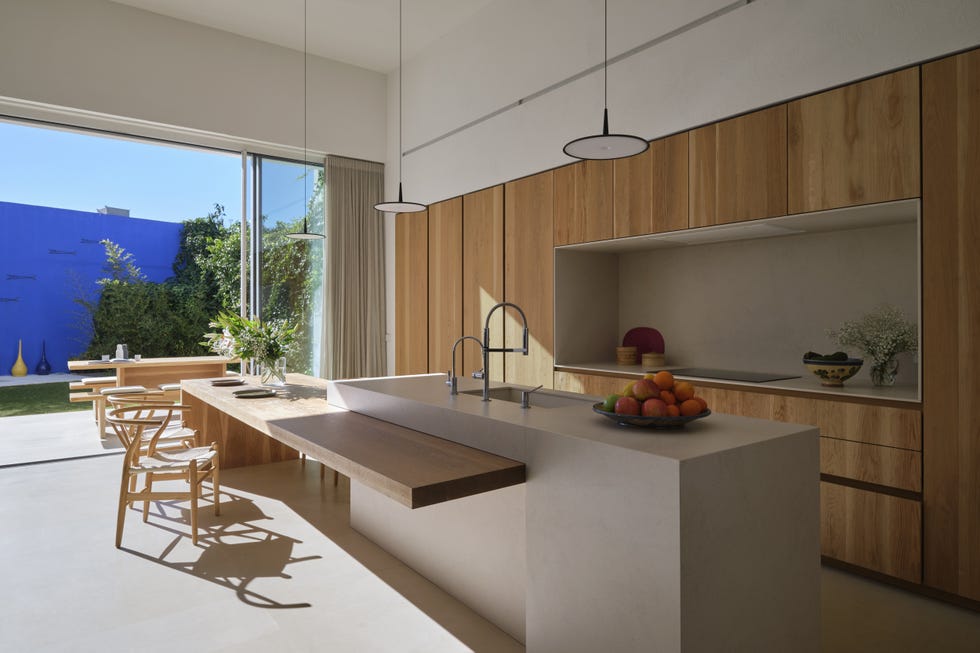 cocina abierta con isla central y office