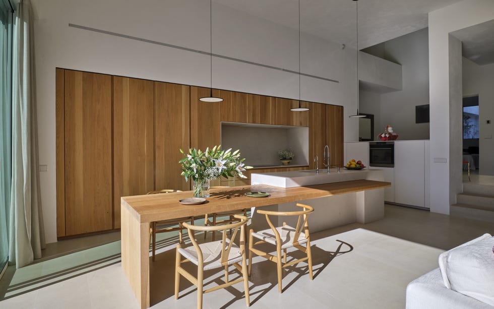 cocina abierta con isla central y office