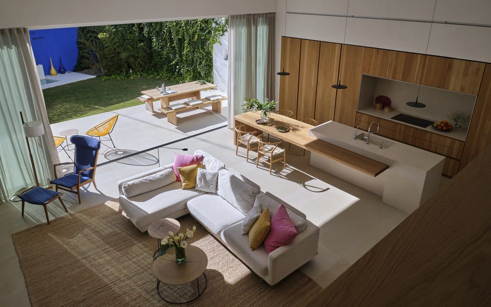 salón cocina de diseño moderno abierto a la terraza