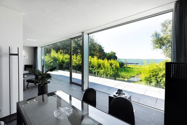 una casa en el lago rodeada por un bosque, en países bajos