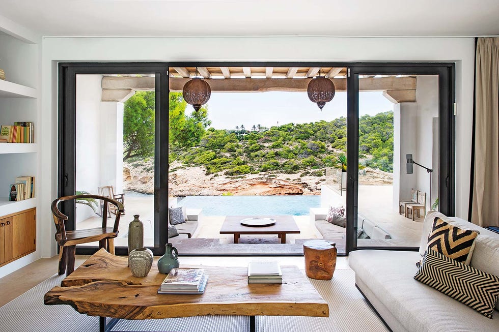 Una casa en la cala de San José, Ibiza, de estilo natural y moderno una casa en la cala de san josé, ibiza, de estilo natural y moderno