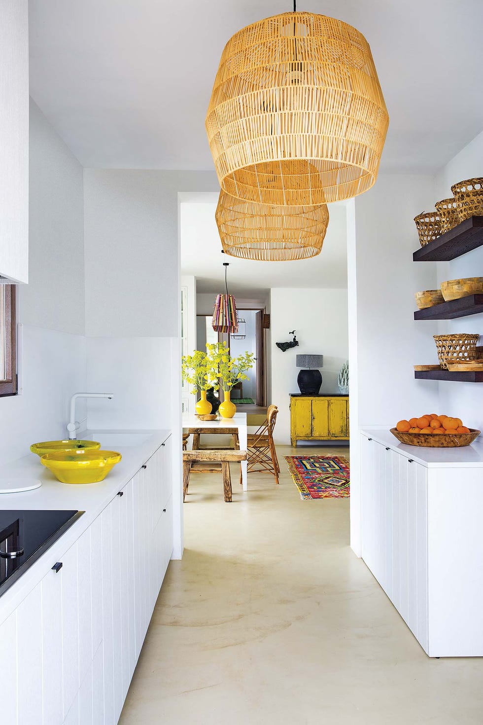casa en ibiza moderna cocina blanca alargada