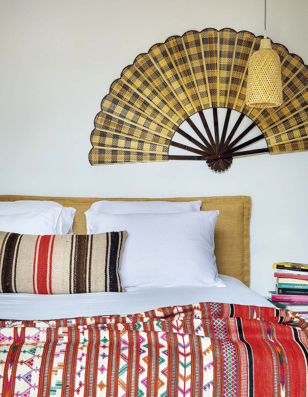 casa en ibiza moderna dormitorio con cabecero de tela