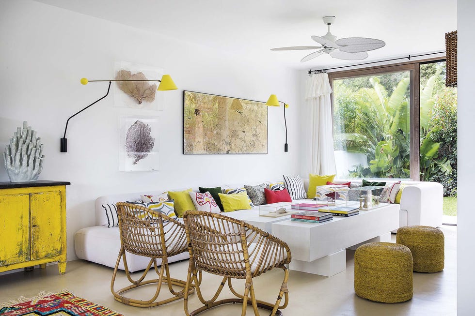 casa en ibiza moderna salón blanco y toques de amarillo