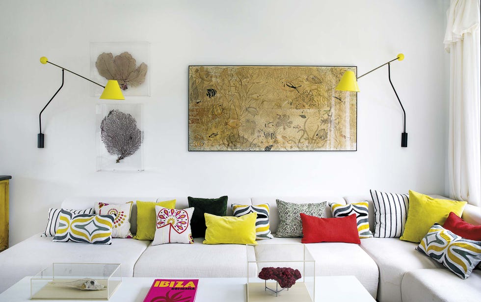 casa en ibiza moderna salón blanco y toques de amarillo