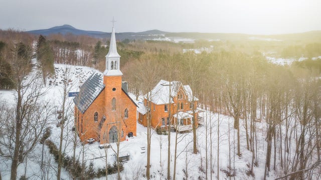 Iglesia transformada en casa con arquitectura neogótica
