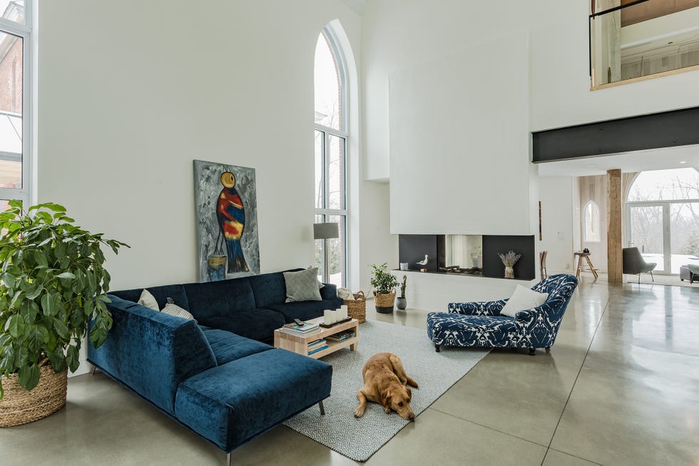 Iglesia transformada en casa con arquitectura neogótica