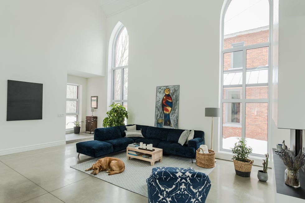 Iglesia transformada en casa con arquitectura neogótica