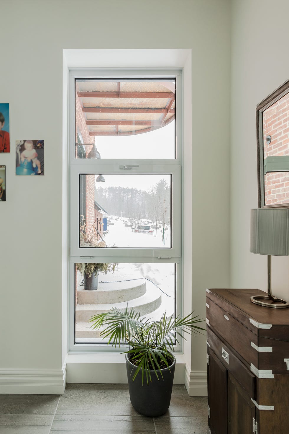 Iglesia transformada en casa con arquitectura neogótica